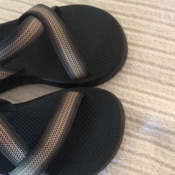 Woman’s black & gray strappy adjustable Chaco - Picture 8 of 9